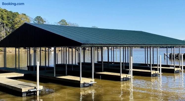 Incredible Lakefront Cabin for a Wonderful Family Adventure in Nature in Hemphill, Texas - Entire Place, Holiday Home in Milam