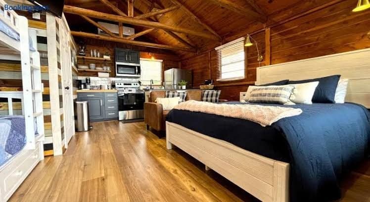 Rustic Waterfront Cabin on Toledo Bend Lake for an Unforgettable Getaway in Nature in Hemphill, Texas - Entire Place, Holiday Home in Milam
