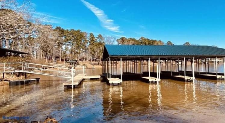 Spacious Vacation Rental with Stunning Lake Views from the Incredible Deck for an Amazing Getaway in Sabine National Forest in Hemphill, Texas - Entire Place, Holiday Home in Milam