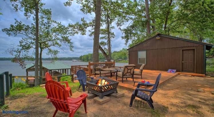 Fish Tales Cabin - Entire Place, Holiday Home in Milam