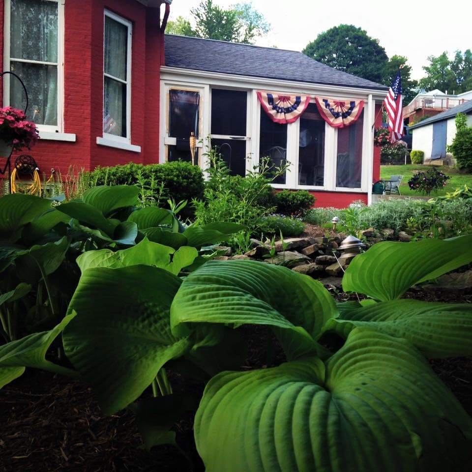 The Guesthouse, Hotel in Millersburg