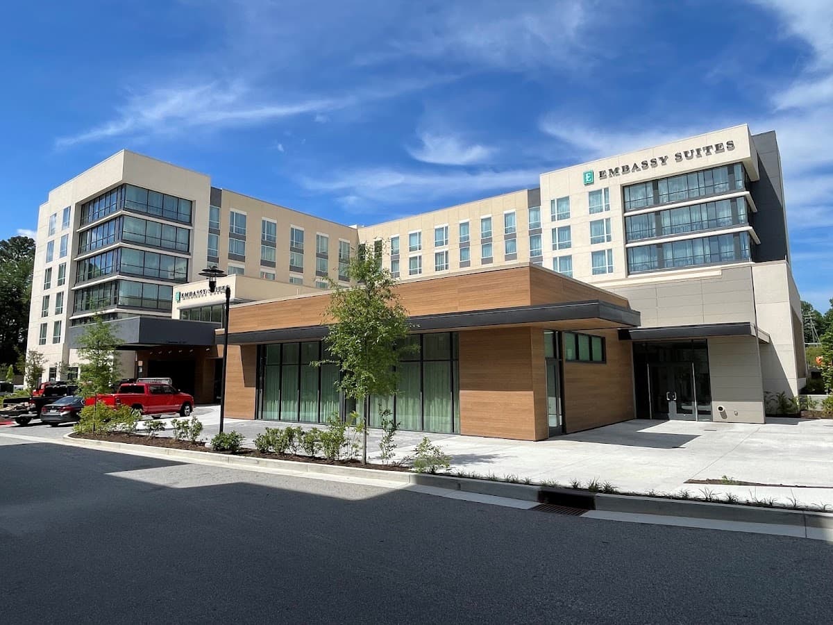Embassy Suites by Hilton Alpharetta Halcyon, Hotel in Milton