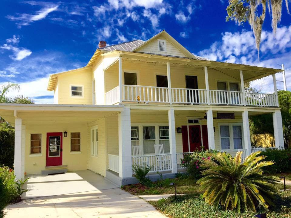 The Wayward Traveler's Inn, Bed & Breakfast in Mims