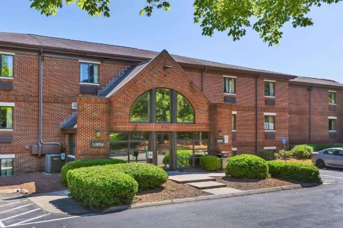 Suburban Studios Cary - RDU Airport, Aparthotel in Cary