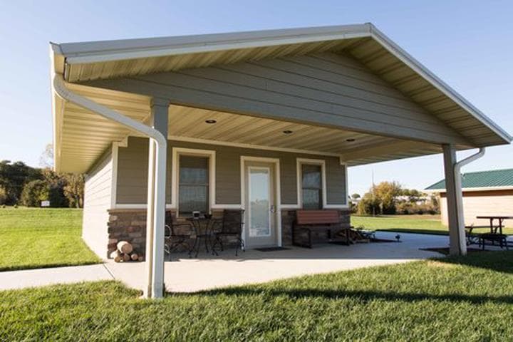 Hidden Falls Cabins & RV Park, Caravan Park in Nebraska City
