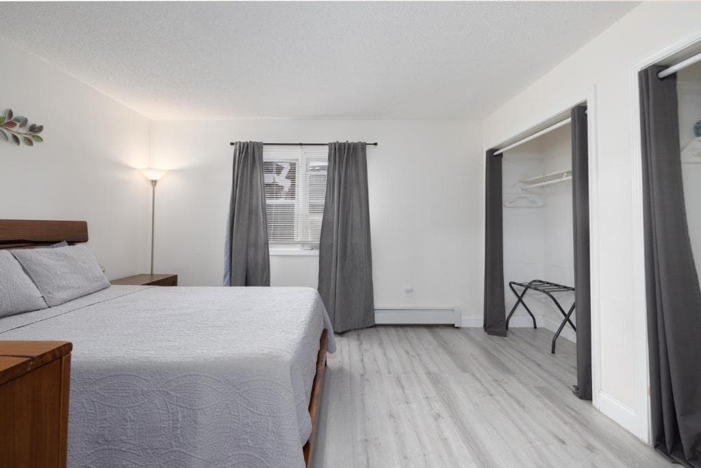 Webster Hill Suites [In..., Bed & Breakfast in New Britain
