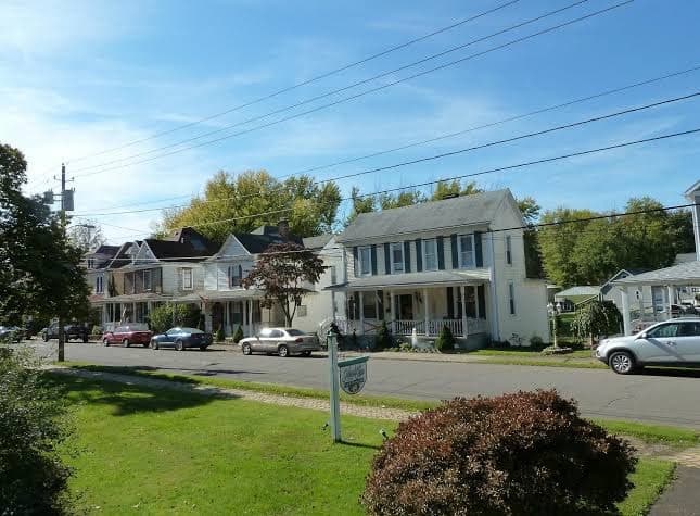 Magnolia House Bed & Breakfast, Bed & Breakfast in New Martinsville