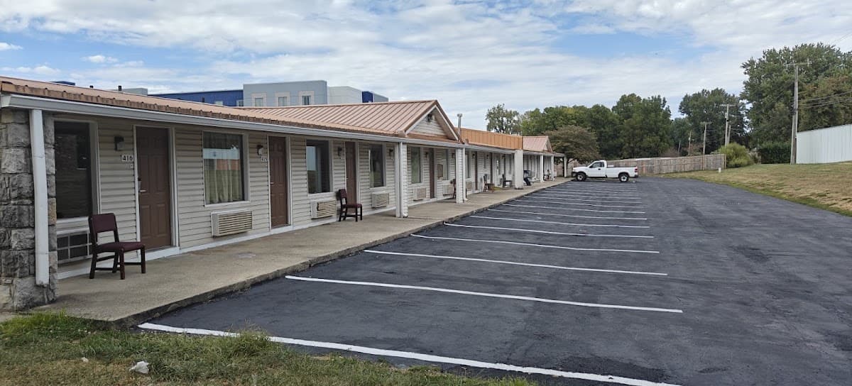 Cozy Garden Inn By OYO Hwy 40 Richmond, Hotel in New Paris