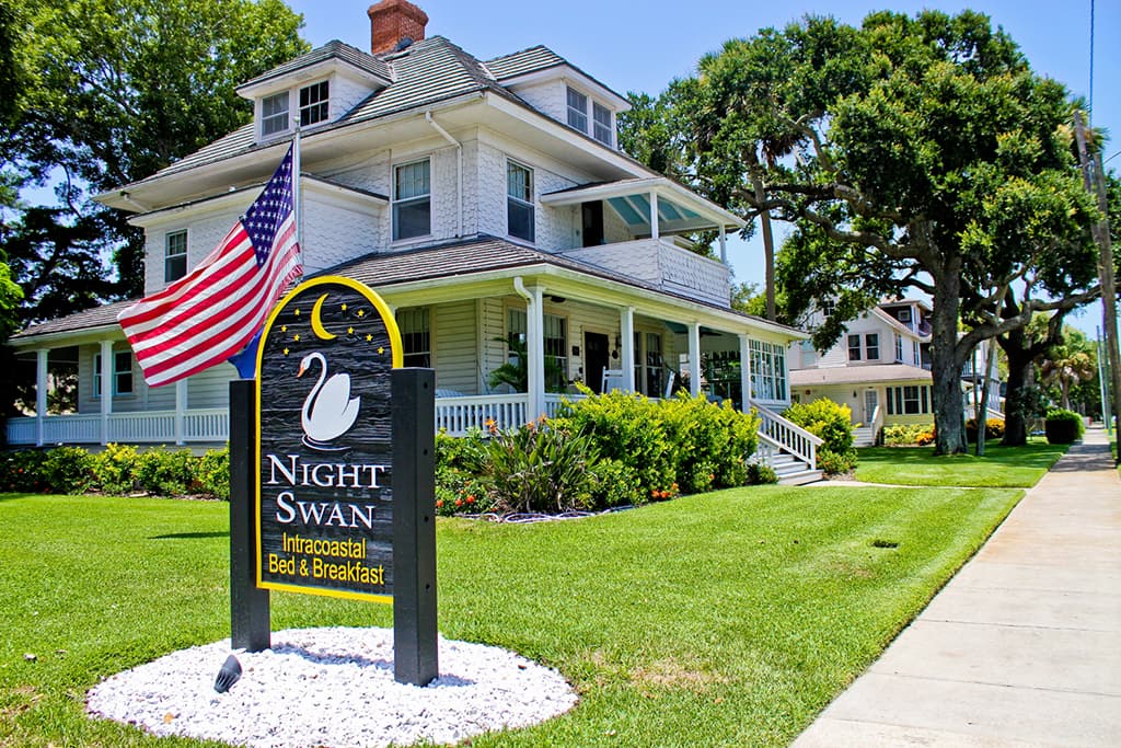 Night Swan Intracoastal Bed and Breakfast, Bed & Breakfast in New Smyrna Beach
