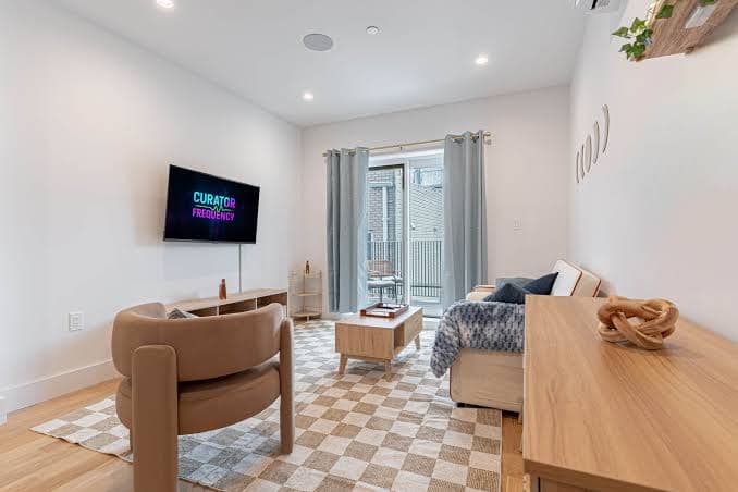 Renovated Apartment w/ Balcony • near L Train, Hotel in Ridgewood