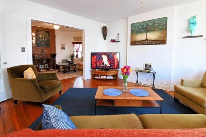 Lovely Victorian Home with Bed and Breakfast Energy - Two-Bedroom Apartment, Bed & Breakfast in Jersey City