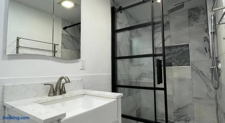 2 Bedroom Garden Apartment Near Journal Square - Prime World Cup Lodging - Entire Place, Hotel in Jersey City