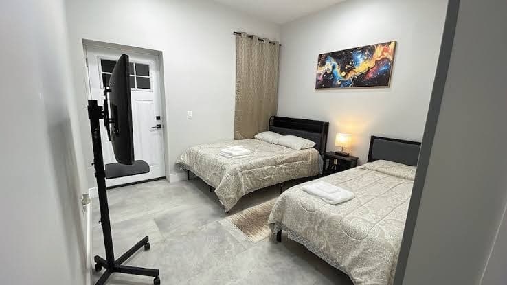 Spacious 3 bedrooms townhome in amazing Jersey City with AC, WiFi Near NYC, Hotel in Hoboken