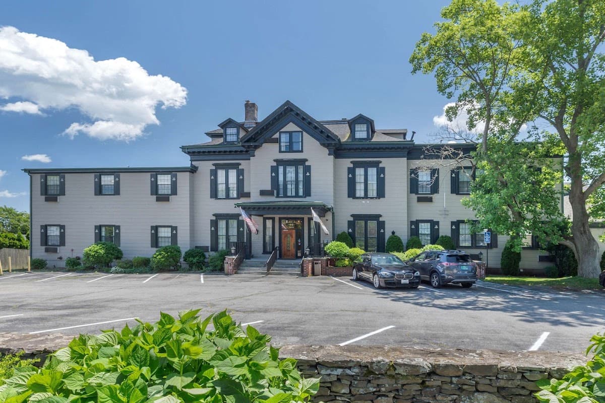 The Carriage House Inn Newport, Hotel in Newport East