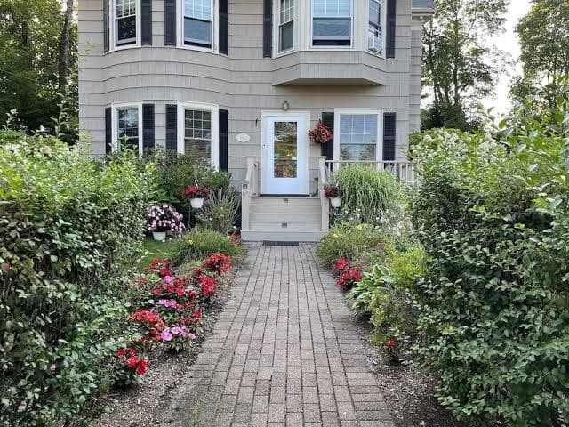 A Village Bed & Breakfast, Bed & Breakfast in Newton Highlands