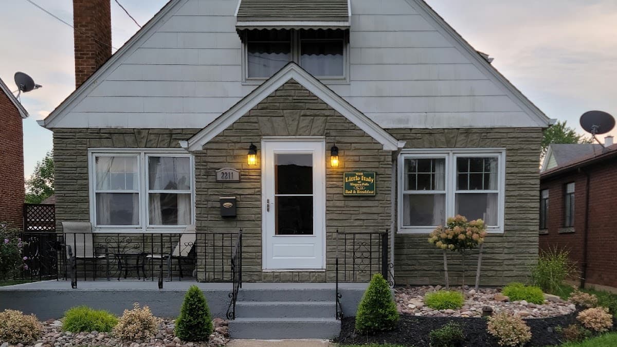 The Little Italy Bed & Breakfast at Niagara Falls, NY, Hotel in Niagara Falls