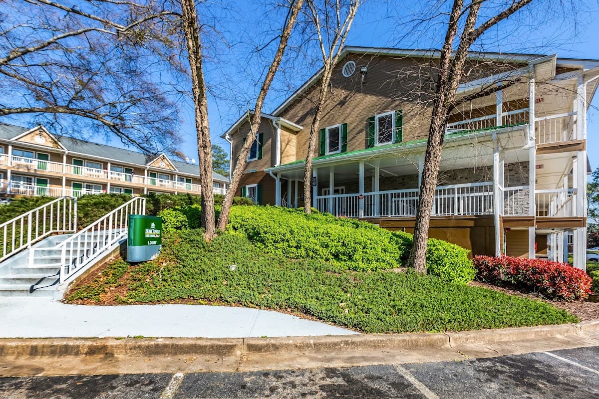 HomeTowne Studios by Red Roof Atlanta - Norcross Downtown, Hotel in Norcross