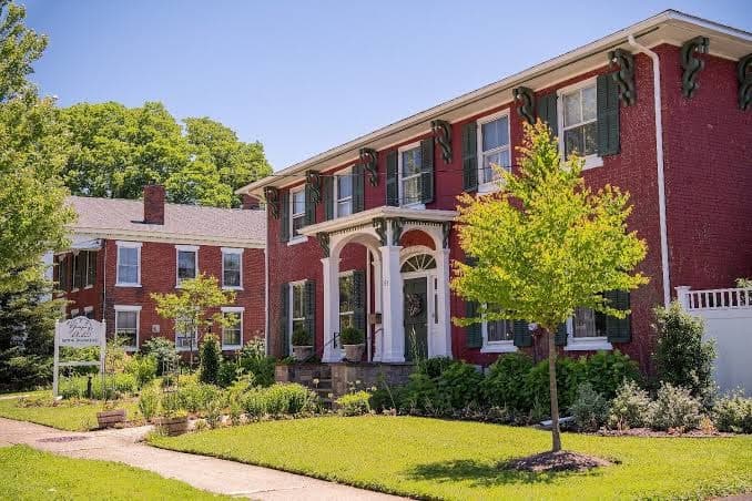 Grape Arbor Bed and Breakfast, Hotel in North East