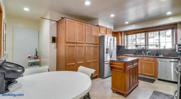 Luxury Oasis Home w/Pool Near CSUN-6 Guests - Entire Place, Holiday Home in North Hills