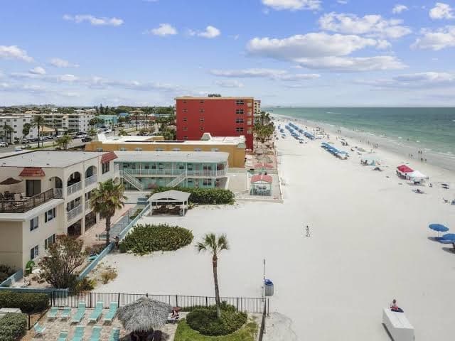 Child-friendly condo with heated pool | Beach view | Beach nearby, Hotel in Redington Shores