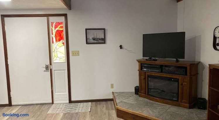 Riverfront - Cozy Loft Cottage - Entire Place, Holiday Home in North Zanesville