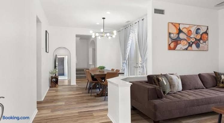 Irvine Inn Love - Lovely Furnished 3-bed Home in Woodbury - Entire Place, Holiday Home in Cypress Village