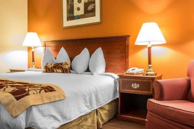 Rodeway Inn Muskegon Airport - King Room - Non-Smoking, Hotel in Muskegon Heights