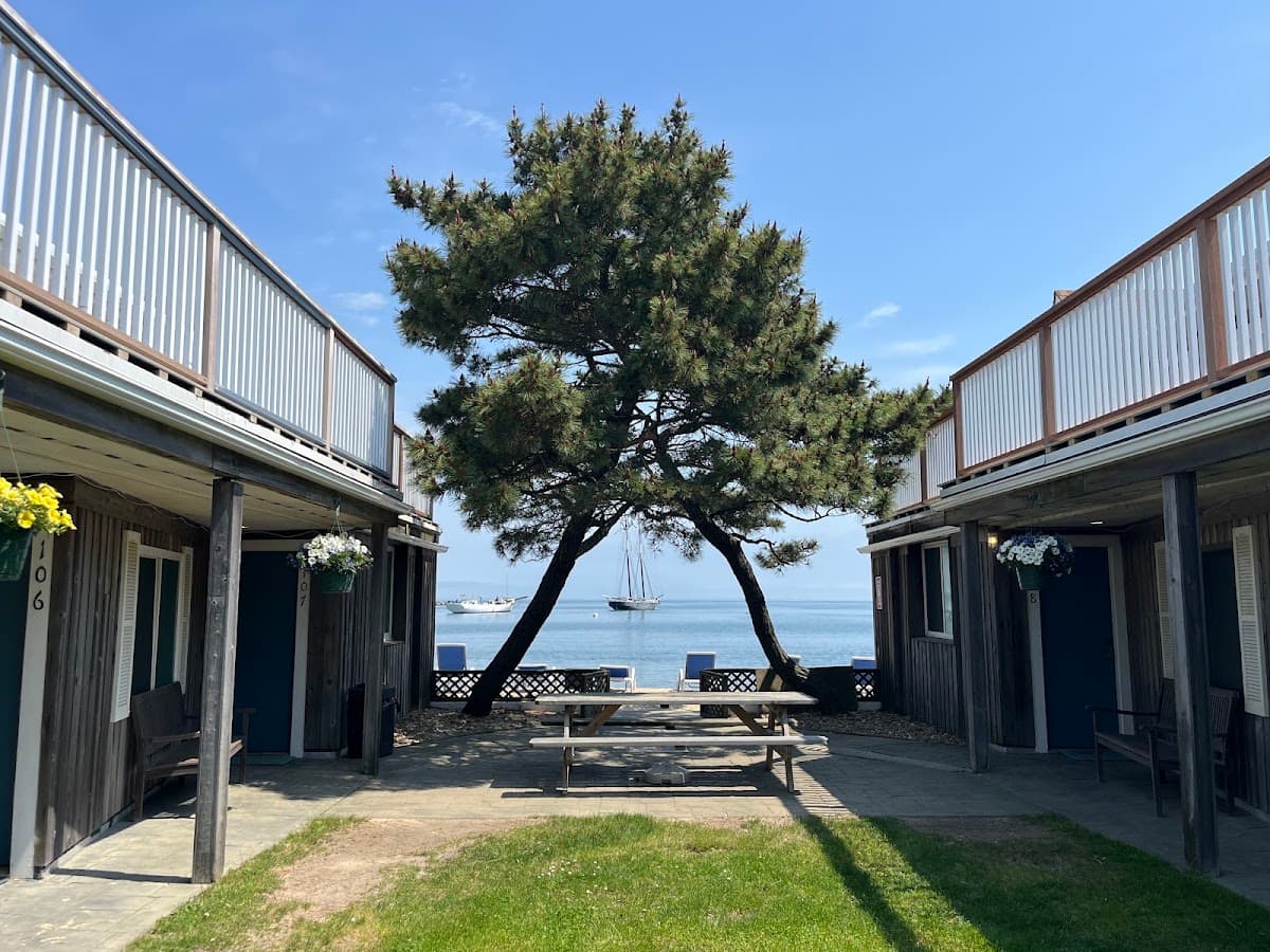 Vineyard Harbor Motel - Private Beach, Motel in Vineyard Haven