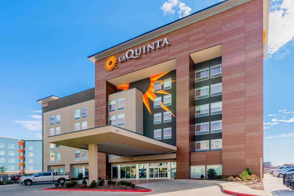La Quinta Inn & Suites by Wyndham Oklahoma City Airport, Hotel in Warr Acres