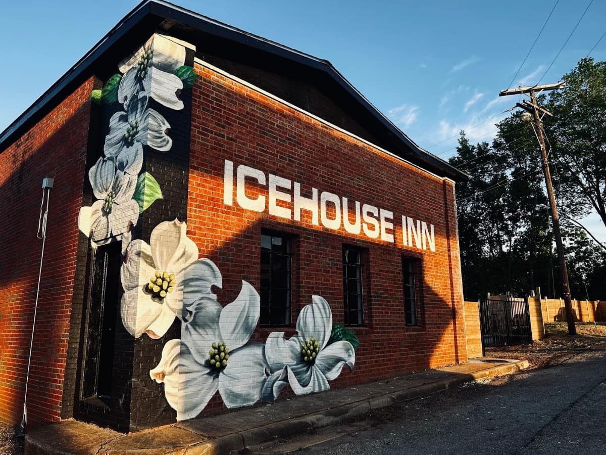 The Icehouse Inn, Resort in Palestine