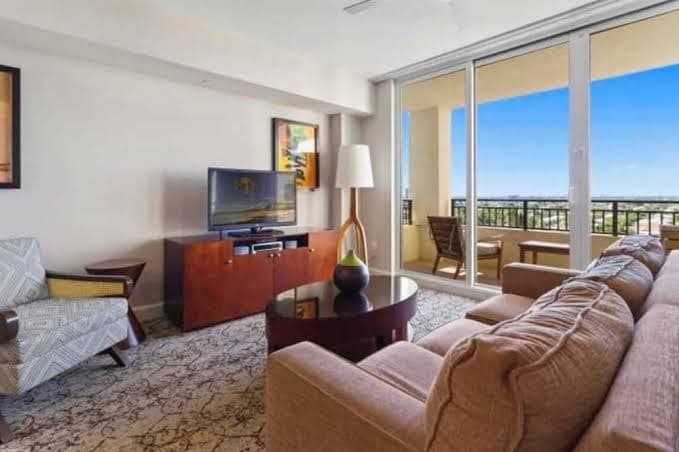 1 bedroom condo at the Palm Beach Resort and Spa with Hotel Amenities and views, Resort in Palm Beach Shores