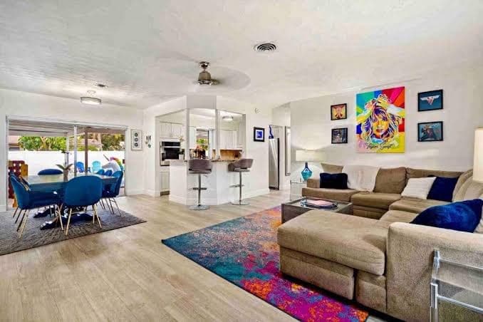Villa Oasis 3 Miles to Hard Rock Stadium Casino, Guitar Hotel Nearby, Pool, Game Room, Sleeps 12, 15 Min to Beach - Superior Villa, Holiday Home in Pembroke Pines