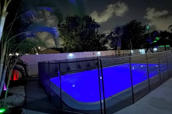 Luxery house /pool /near airport /hard rock casino hotel /downtown Hollywood /beach, Hotel in Pembroke Pines
