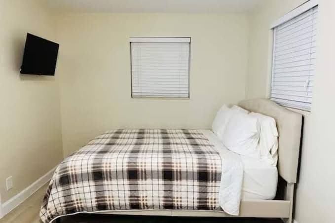 Hollywood Family Home 4 /2 with pool near Hard Rock Stadium Guitar Hotel, Hotel in Pembroke Pines