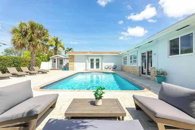 5-bed Villa with Pool, minutes to Hard Rock hotel and Beach, Holiday Home in West Hollywood