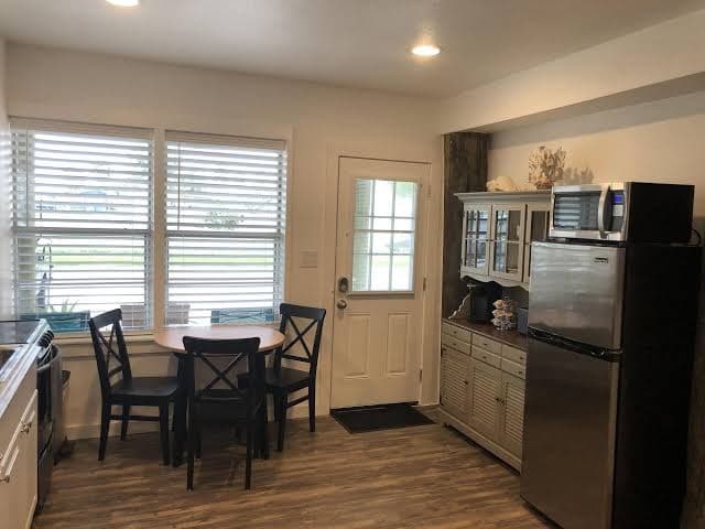 Perfect for families with teens! 2 separate living spaces. New! PRIVATE POOL, Hotel in Port Aransas