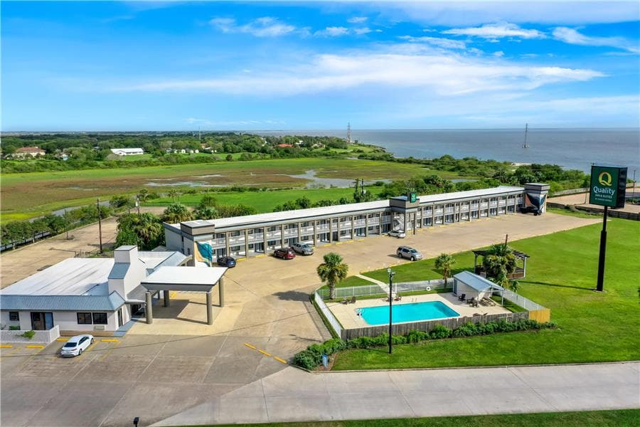 Quality Inn & Suites Port Lavaca near Lighthouse Beach, Hotel in Port Lavaca