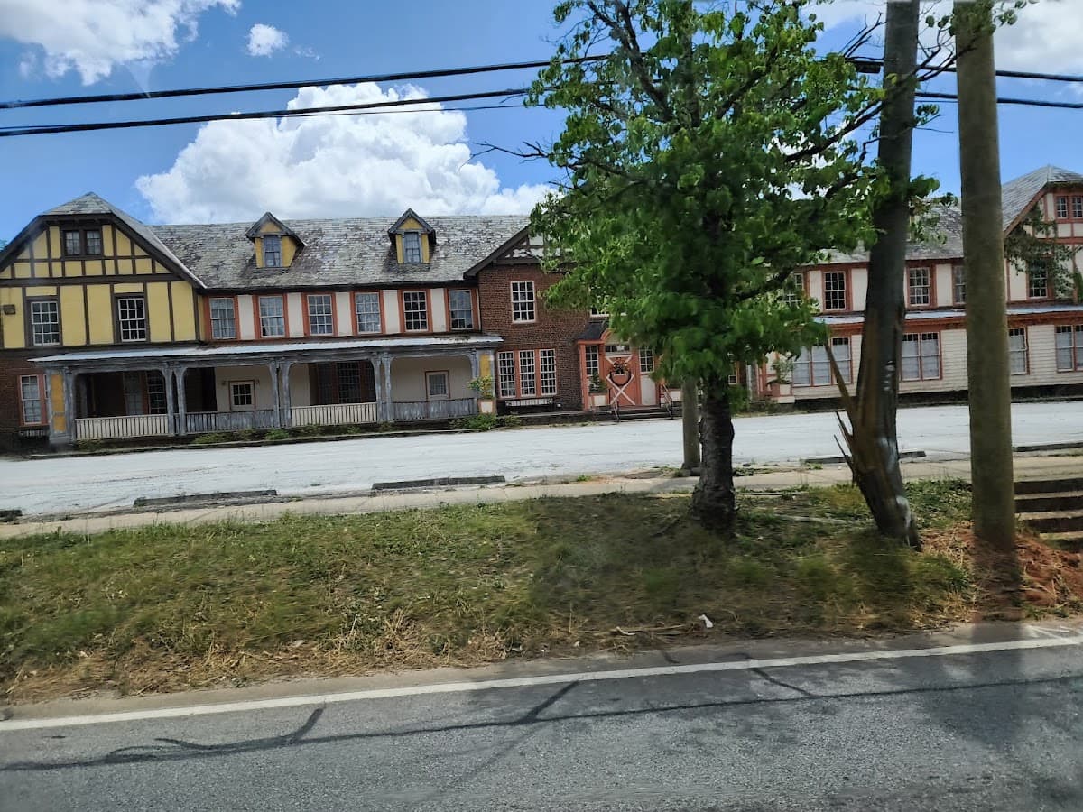 Historic Village Inn Hotel, Born in 1906, Hotel in Porterdale