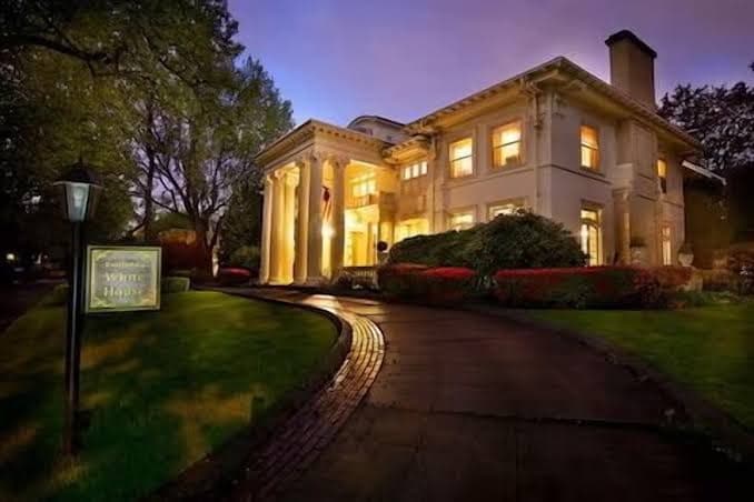 Portland's White House Bed & Breakfast -- The Ike & Mamie Room, Bed & Breakfast in Portland