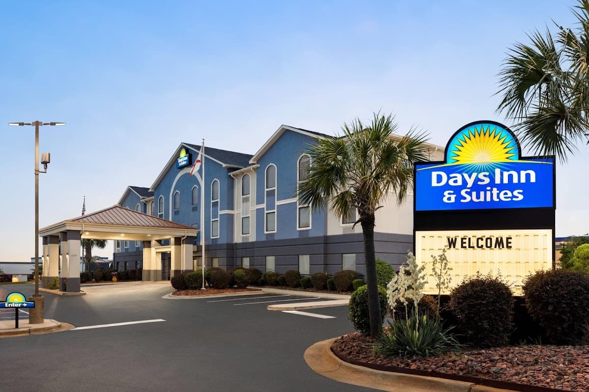 Days Inn & Suites by Wyndham Prattville-Montgomery, Hotel in Millbrook
