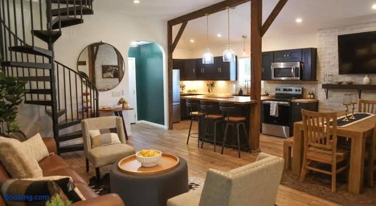 The Horse Carriage 2 Miles From Foxwoods Casino - Entire Place, Holiday Home in Preston City
