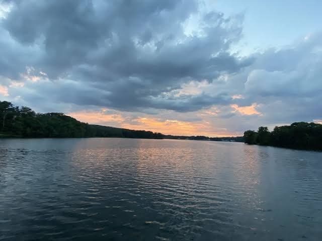 New contemporary lakefront home with breathtaking views w/fun water activities!, Holiday Home in Preston City