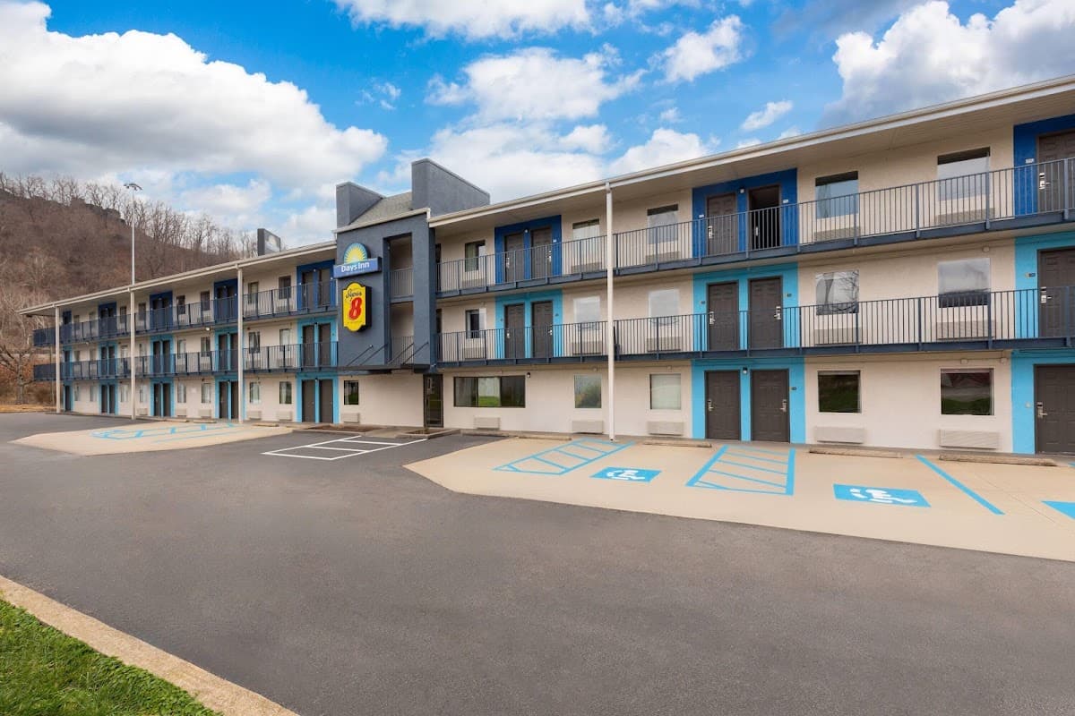 Super 8 by Wyndham Charleston WV, Hotel in Rand