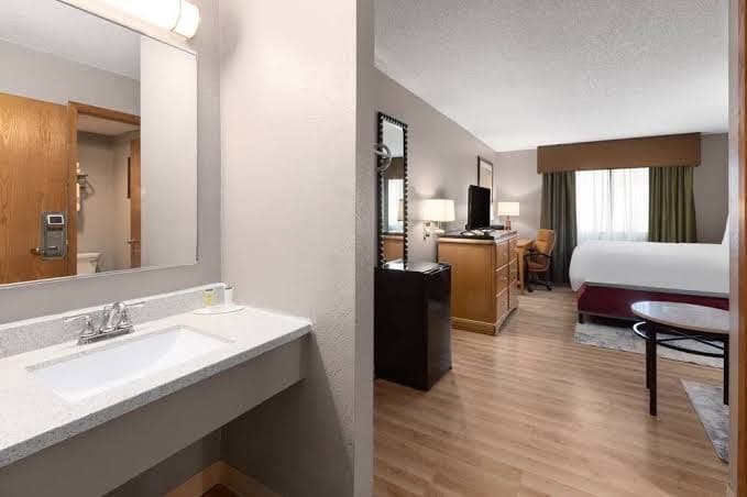 4-bedroom hotel in charming Redwood Falls with WiFi, AC, Hotel in Redwood Falls
