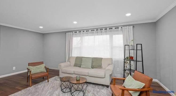 Cozy Home, 17 min from NYC, 2 Parking Spaces - Entire Place, Hotel in Ridgefield Park