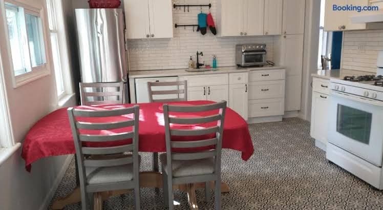 3 Bedroom Apartment 30 Minutes to New York No Car Needed - Entire Place, Hotel in Ridgefield Park