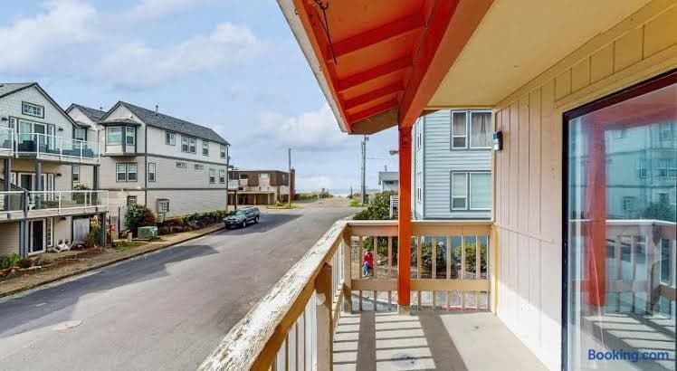 Sea Treasures Inn 205 - Entire Place, Holiday Home in Rockaway Beach