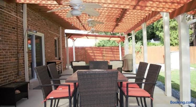 Furnished Potomac Home Near NIH & Bethesda - Ideal for Relocation - Entire Place, Holiday Home in Rockville