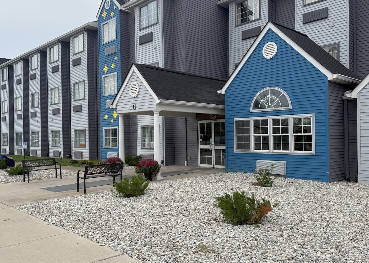 BlissPoint Inn & Suites, Northwood, Motel in Rossford