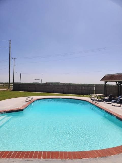 THE LODGE. Hotel suite, fitness room, Pool. In Runaway Bay on Lake Bridgeport, Lodge in Runaway Bay